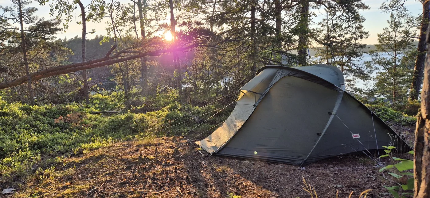 Tält i solnedgång vid vattnet, Ramsviken